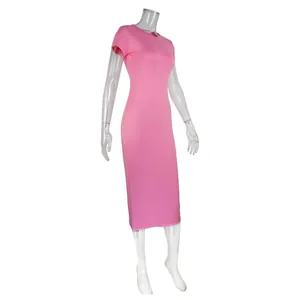 Vista dettagliata di un abito midi bodycon rosa a maniche corte su manichino trasparente