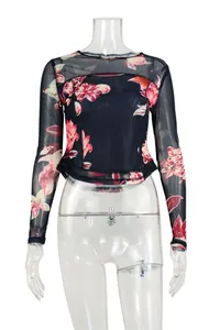 Vue détaillée de face d'un haut court en maille à manches longues avec imprimé floral double
