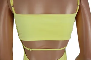 Gedetailleerd achteraanzicht van een sexy neongeel rugloze bodycon jurk met bandjes
