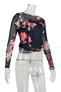 Gros plan d'un T-shirt à manches longues en mesh moulant avec imprimé floral numérique.