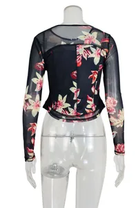 Détail arrière d'un t-shirt à manches longues en tulle double couche avec imprimé floral.