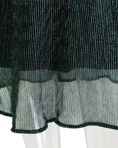 Nahaufnahme der dunkelgrünen metallischen Plissee-Stoffstruktur eines sexy Minikleides