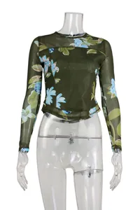 Vue d'un haut à manches longues en mesh cintré avec motifs floraux sur mannequin transparent