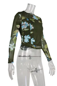 Haut court en maille à manches longues et imprimé floral sur mannequin transparent