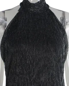 Nahaufnahme von schwarzem Plissee-Stoff mit Glitzer für ein Neckholder-Minikleid
