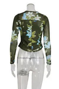 Vue arrière détaillée d'un t-shirt à manches longues en mesh vert avec imprimé floral