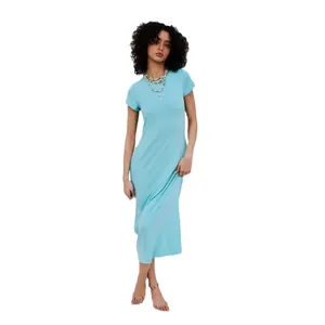 Elegante abito longuette aderente a maniche corte celeste con vestibilità slim e girocollo