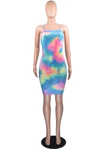 Vorderansicht eines farbenfrohen Bodycon-Trägerkleids mit Batikmuster auf Mannequin