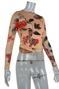 Détail d'un t-shirt à manches longues en tulle ajusté avec imprimé floral digital