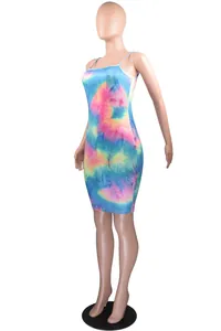 Detaillierte Seitenansicht eines farbenfrohen Batik-Bodycon-Kleides an einer Schaufensterpuppe