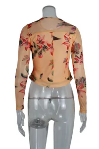 Détail du dos montrant le tissu en mesh et la couture sur le t-shirt à fleurs