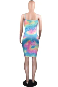 Detaillierte Rückansicht eines farbenfrohen Batik-Bodycon-Trägerkleids an einer Schaufensterpuppe.