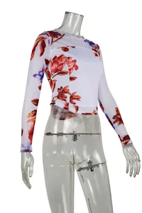 Vue détaillée d'un t-shirt à manches longues en mesh double couche blanc à imprimé floral