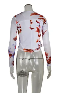 Détail de la vue arrière d'un t-shirt en maille à manches longues avec imprimé floral