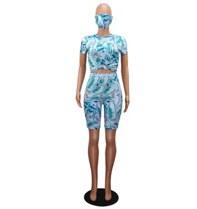 Elegante completo da donna a due pezzi con stampa di soldi e maschera su un manichino