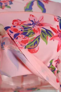 Gros plan détaillé du tissu en maille double couche avec imprimé floral numérique.