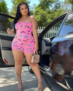 Detailansicht eines sexy rosa trägerlosen Jumpsuits mit Schmetterlingsdruck