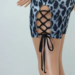 Détail montrant le design sexy à lacets croisés sur une combinaison imprimé léopard