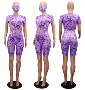 Set 3 pezzi viola con stampa dollaro, crop top e pantaloncini da ciclista su manichino