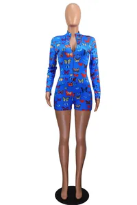 Dettaglio tutina blu a maniche lunghe con stampa a farfalla e scollo a V con zip