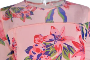 Vue détaillée du haut en maille rose avec imprimé numérique floral et cerise vibrant