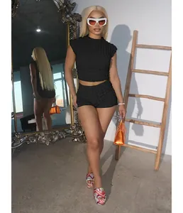 Conjunto de dos piezas de textura de burbuja negra con top corto y pantalones cortos