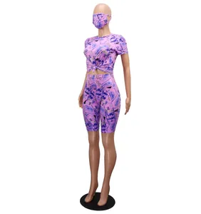 Set da relax 3 pezzi viola con stampa di soldi, t-shirt, pantaloncini e maschera.