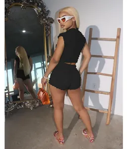 Vista detallada del conjunto negro de dos piezas con textura de burbuja y shorts