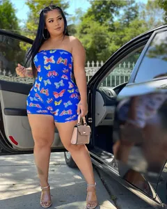 Detailansicht eines sexy blauen trägerlosen Rompers mit Schmetterlingsdrucken und Passform