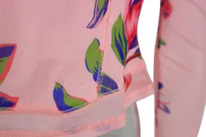 Détail en gros plan de la maille double couche respirante avec imprimé floral numérique