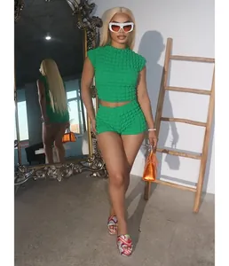 Elegante conjunto de 2 piezas para mujer con top corto y shorts de tela burbuja verde detalle