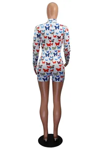 Vista posteriore dettagliata di una tutina bianca slim con stampa a farfalla e zip sul retro