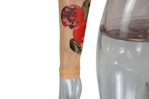 Détail du poignet d'un t-shirt en tulle à manches longues avec imprimé floral