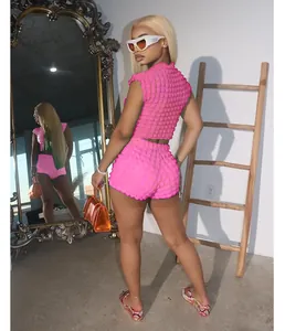 Vista trasera de conjunto de top corto y pantalones cortos rosas con textura de burbujas