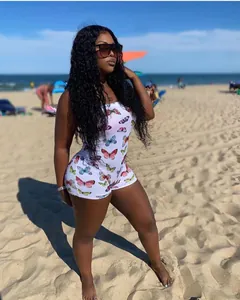 Detailansicht eines sexy Damen-Eininteilers mit Schmetterlingsprint und Tube-Top am Strand