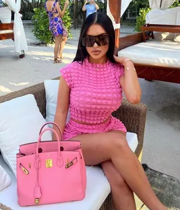 Conjunto de dos piezas rosa con textura de burbujas, top corto y shorts de playa