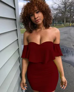 Elegante abito bordeaux aderente con spalle scoperte e femminili dettagli a balze