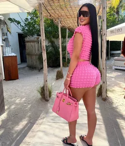 Primer plano del tejido con textura de burbujas y el ajuste del conjunto rosa casual