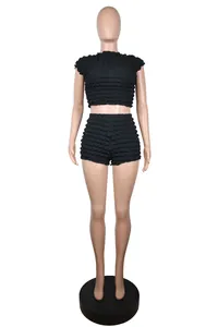 Vista detallada de un conjunto de dos piezas negro con textura de burbujas y top