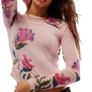 T-shirt rose à manches longues en mesh avec imprimé floral numérique de lys pour femmes