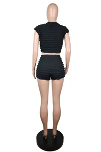 Vista trasera detallada del conjunto de top corto y pantalones cortos negros con textura