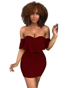 Elegante abito corto aderente a spalle scoperte con dettagli volant color bordeaux