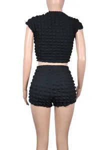 Vista trasera de un conjunto de top corto y pantalones cortos negros