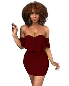 Elegante abito mini a tubino bordeaux con spalle scoperte e dettaglio volant per donna