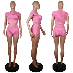 Vistas frontal, lateral y posterior del conjunto de top corto y shorts rosa con cuadros burbuja.