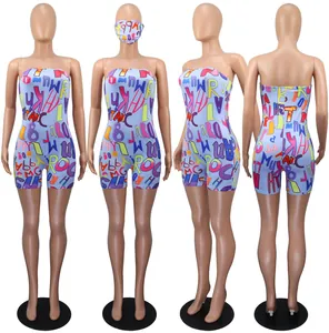 Vue détaillée de cette combishort bustier à imprimé lettres avec masque assorti