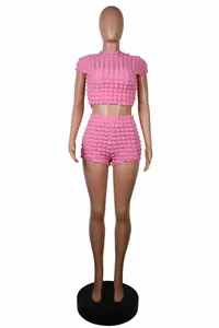 Vista detallada del conjunto rosa de dos piezas para mujer con textura de burbujas y top