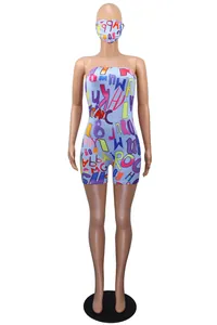 Vue de face du combishort bustier sexy avec imprimé graffiti et masque assorti