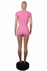 Vista posterior de conjunto rosa de dos piezas con textura de burbujas y shorts