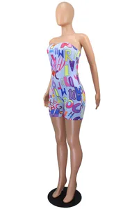Détail d'une barboteuse bustier sexy avec un imprimé de lettres graffiti vif et coloré